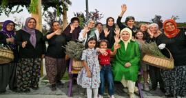 Prva dama Erdoğan posjetila je Ekološko selo i brala lavandu u Ankari