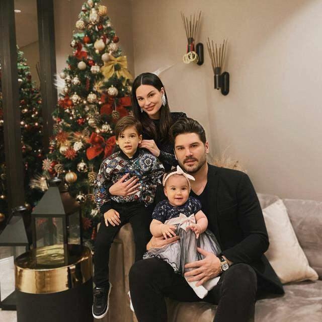 Tolgahan Sayisman i Almeda Abazi sretna obiteljska slika