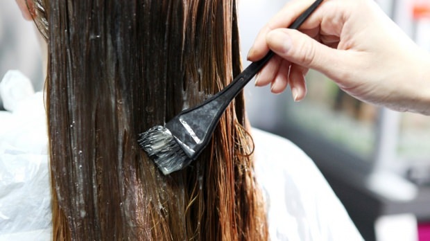 Kako bojiti kosu za kosu? Prijedlozi biljnih rješenja za isušivanje boje za kosu