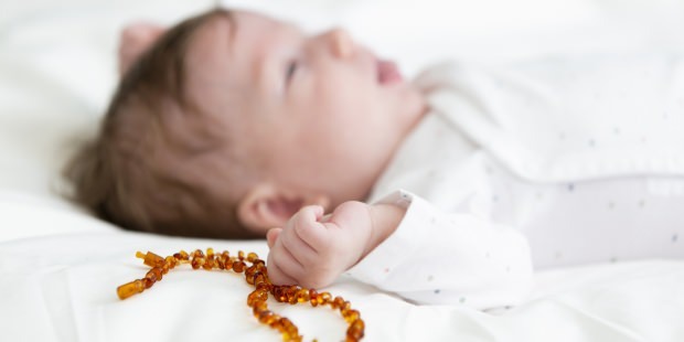 Što jantarna ogrlica radi za bebe? Prednosti jantarne ogrlice za bebe