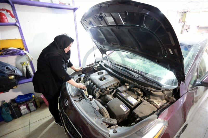 Dvije diplomirane studentice Um Rıza postaju prva Bagdadova žena automehaničar