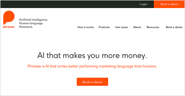 Ovo je snimka zaslona web mjesta Phrasee. U gornjem lijevom kutu nalazi se narančasti logotip Phrasee iznad njegovog imena. Logotip je jedan oblik koji sugerira otvaranje jednog navodnika i govorni oblačić. Oznaka se pojavljuje slijeva u sivom tekstu: „Umjetna inteligencija. Ljudski jezik. Super." Sljedeće opcije navigacije pojavljuju se u gornjem desnom kutu: Kako to radi, Proizvodi, Primjeri upotrebe, O meni, Resursi i Rezervirajte demonstraciju. U središtu web stranice nalazi se naslov "AI koji donosi više novca." Ispod naslova, u narančastom tekstu, nalazi se sljedeće redak: "Fraze je AI koji piše marketinški jezik s boljom izvedbom od ljudi." Ispod ovog teksta nalazi se narančasti gumb s oznakom Knjiga a Demo. Mike Rhodes kaže da je Phrasee primjer umjetne inteligencije koja marketinškim stručnjacima može pomoći u razmjeni poruka.