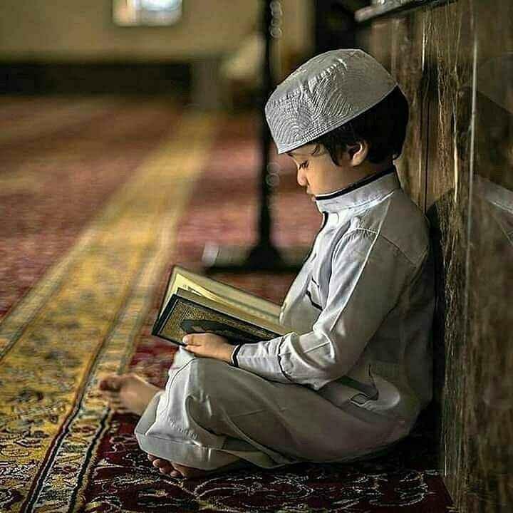 dječak koji čita kur'an