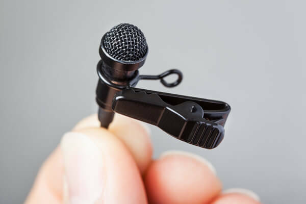 Pričvrstite lavalier mikrofon na odjeću za rad bez ruku.