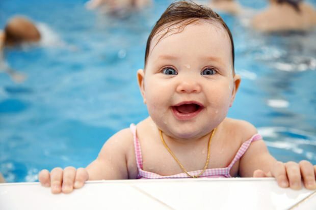 Mogu li bebe plivati ​​u bazenu ili moru?